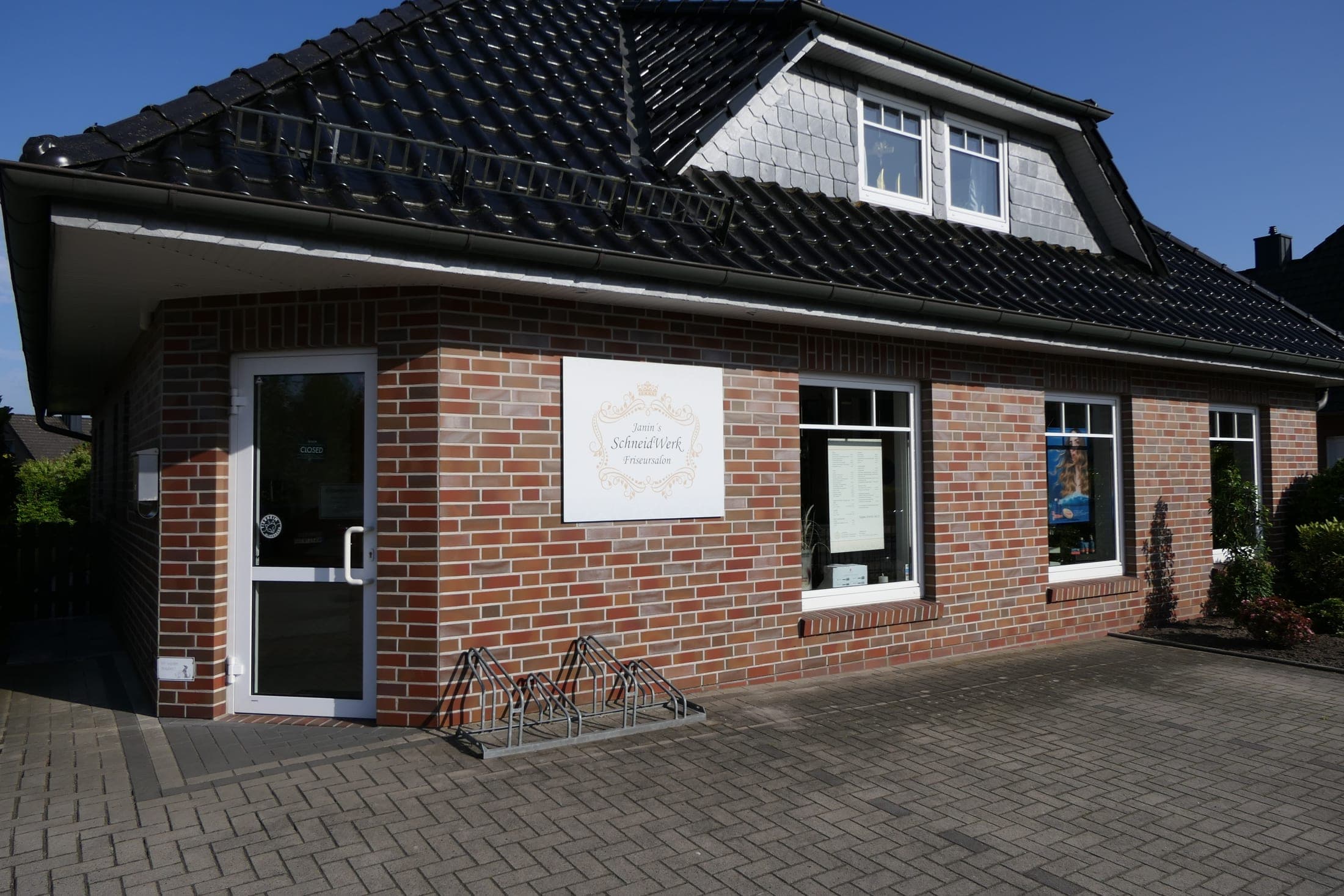 Außenansicht des Salons SchneidWerk in der Kleibroker Str. 34 in Rastede